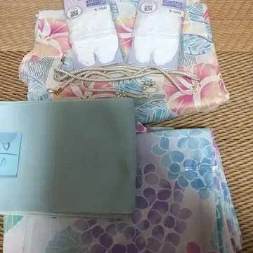 다색 유카타 2점, 오비, 타비 2점, 허리띠 세트