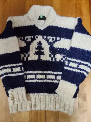 사슴과 나무 패턴의 니트 구제 의류