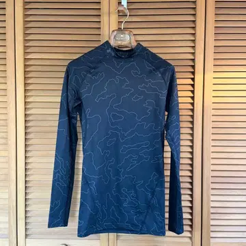UNDER ARMOUR 히트기어 M 사이즈 블랙 카모 패턴