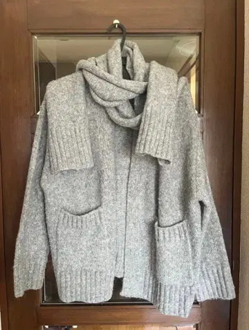 새상품급 ZARA 그레이 포켓 부착 니트 가디건 SIZE: M