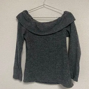 agnes b. 그레이 오프숄더 니트