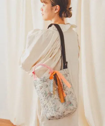 BEAMS 꽃무늬 퀼팅 숄더백