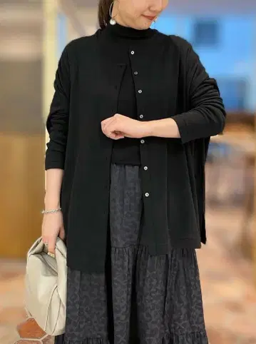 비어즐리 AWAYUKI 숏 기장 가디건 블랙 버튼 포함 가디건