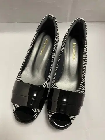 HILLS AVENUE 제브라 패턴 오픈토 웨지힐 펌프스