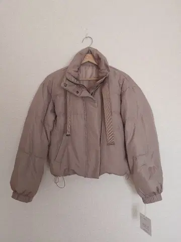 베이지 숏 기장 다운 자켓