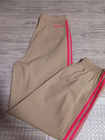 [ 새상품급 ] adidas 베이지 팬츠 핑크 스트라이프