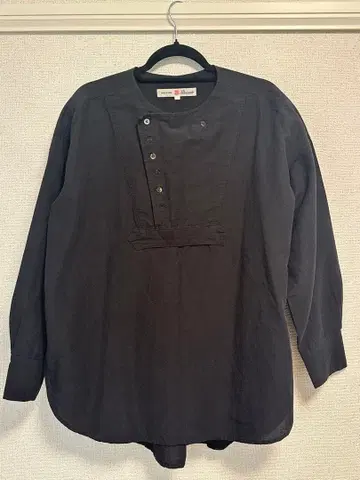 BROCANTE 블랙 풀오버 셔츠