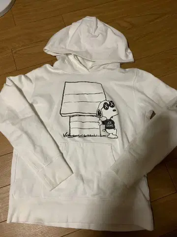 UNIQLO KAWS PEANUTS 화이트 후드티 M 사이즈