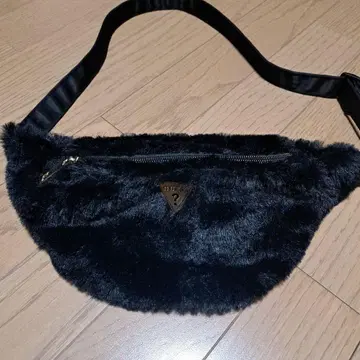 GUESS 블랙 퍼 바디백