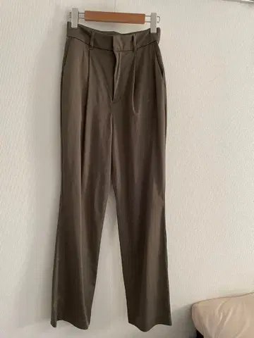 카키 슬랙스 스트레이트 핏