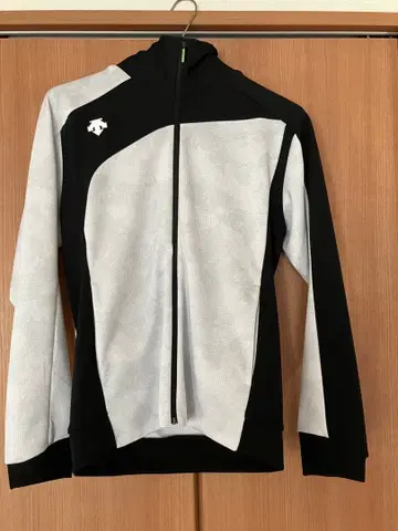 데상트 풀 집업 후드티 트레이닝 의류 M 사이즈 화이트