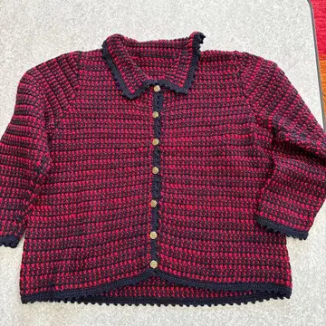 빨간색과 네이비 체크 무늬 니트 가디건