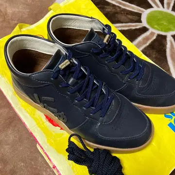 SANGACIO 네이비 스니커즈