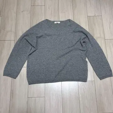 할리우드 런치마켓 울 캐시미어 V넥 니트 왼쪽 소매 자수 그레이