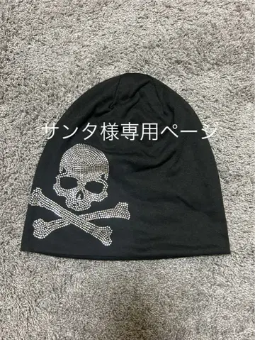 스컬 디자인의 블랙 니트 모자