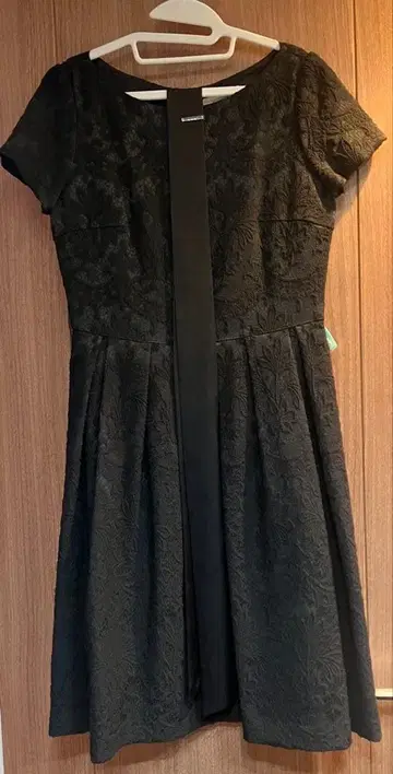 블랙 자카드 소재 A라인 원피스