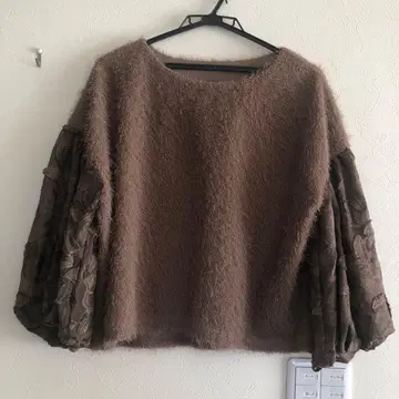 그레이스 콘티넨탈 샤기 절개 니트