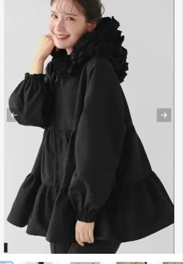 화이트 프릴 후드 화이트 티어드 자켓