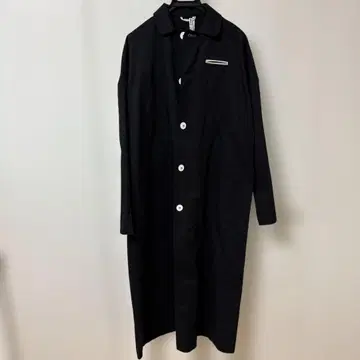 블랙 버튼 달린 롱 코트