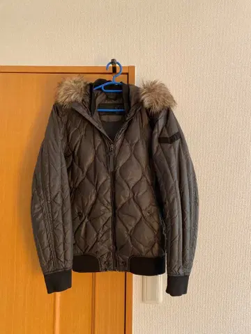 퍼 달린 다크 그레이 XS 다운 자켓