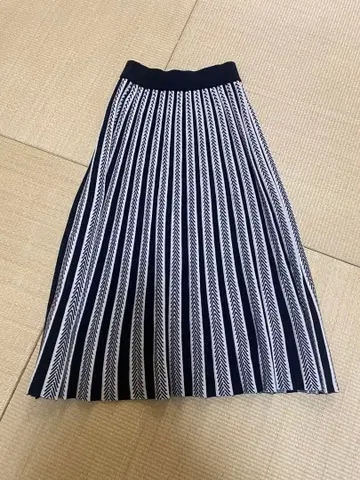 네이비와 화이트의 플리츠 스커트 M 사이즈