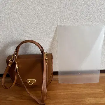 브라운 핸드백 금장 장식 포함