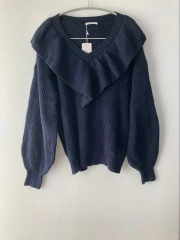 a.v.v 프릴 장식 네이비 V넥 스웨터 M