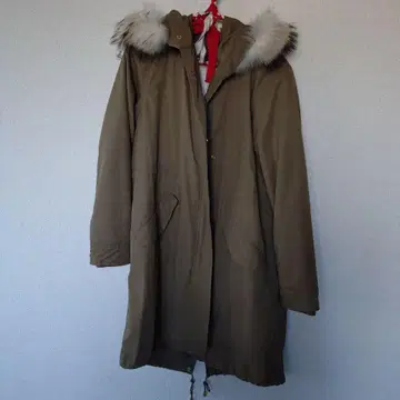 올리브색 퍼 달린 롱 모즈 코트