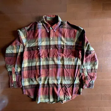 빨간색과 그린 스트라이프 버튼 다운 셔츠