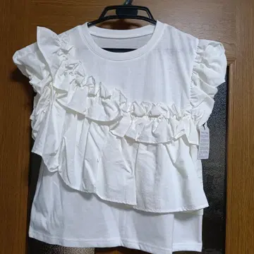 프릴이 달린 화이트 슬리브리스 T셔츠