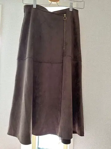 N. Natural Beauty Basic 페이크 스웨이드 플레어 스커트