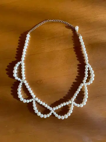 화이트 펄 목걸이 물결 모양 디자인