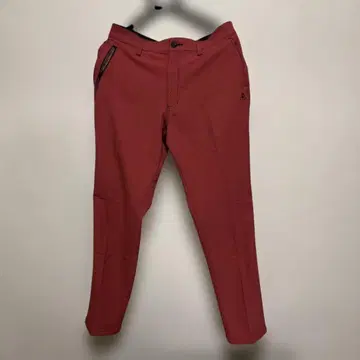 크림슨 컬러의 따뜻한 골프 팬츠