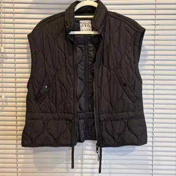 [ZARA] [새상품급] 블랙 퀼팅 베스트 M