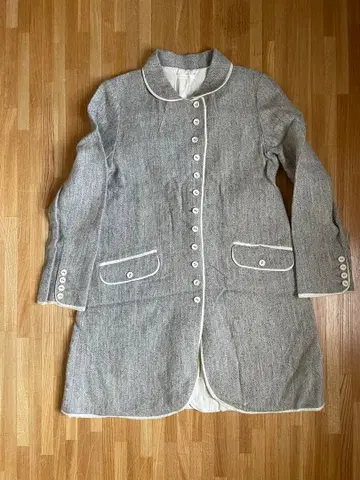 그레이 버튼 달린 롱 코트