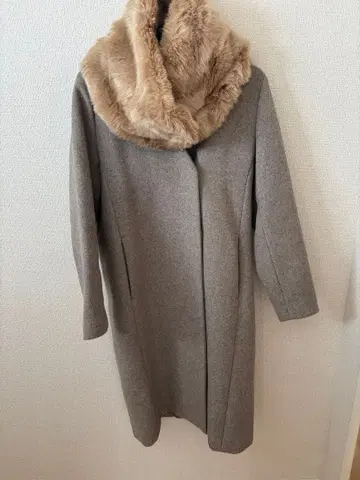 KBF 그레이 퍼 달린 롱 코트