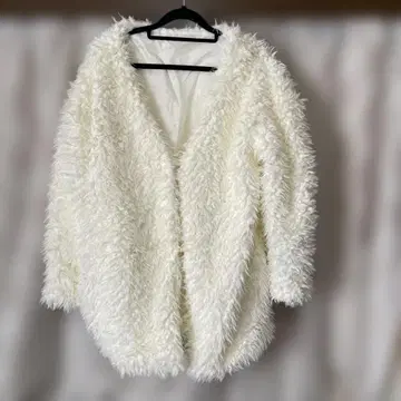 화이트 퍼 볼륨 가디건