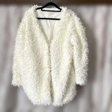 화이트 퍼 볼륨 가디건