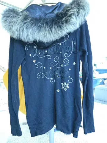 퍼 달린 블랙 긴팔 니트