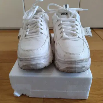 MISS NINETEEN 화이트 스니커즈 SWITELY