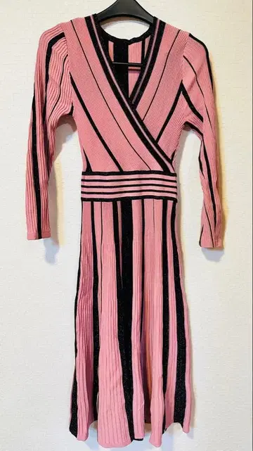 핑크와 블랙 스트라이프 니트 원피스