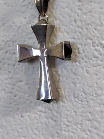 벨벳 라운지 스피어 헤드 크로스 펜던트 탑 & 체인