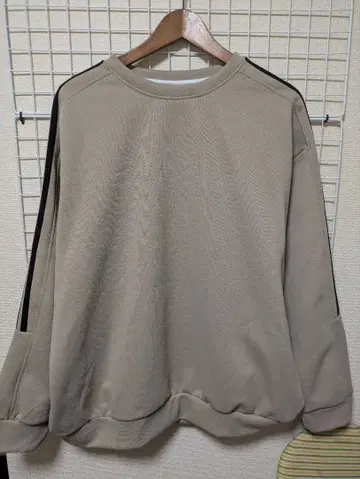 베이지 크루넥 스트라이프 트레이닝복