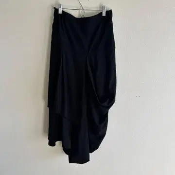 블랙 드레이프 비대칭 스커트