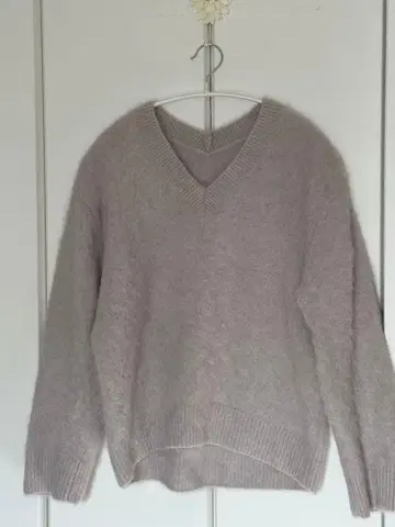 스나이델 폭스 캐시미어 니트 옅은 그레이 V넥 스웨터