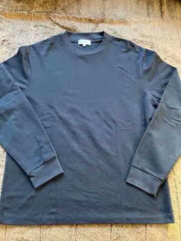 1-2회 착용 유니버설 랭귀지 L 네이비  티셔츠 컷앤소 48