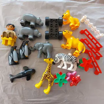 동물 피규어와 블록 부품 세트