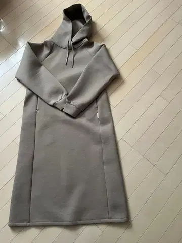 TIGORA 후드 부착 롱 원피스 그레이