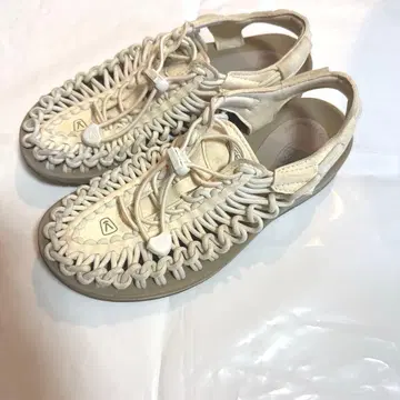 KEEN 샌들 아이보리 23.5cm
