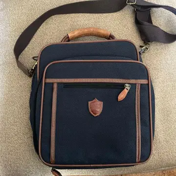 Hardy Amies 네이비 숄더백